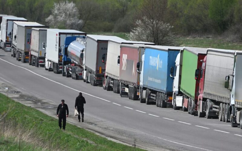 Польские перевозчики начали блокировать границу