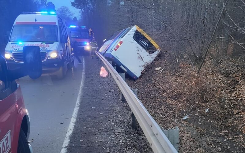 перевернулся автобус